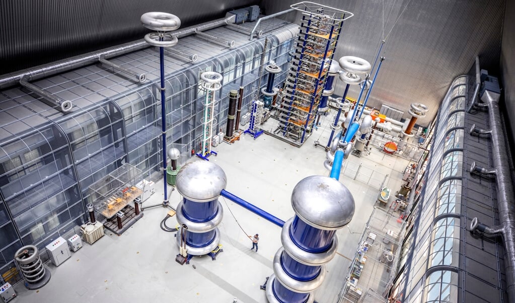 De hal van het nieuwe lab in Delft. Links de zogenoemde kooien van Faraday die krachtige elektromagnetische velden kunnen tegenhouden om verstoring van andere testopstellingen in het gebouw tegen te gaan. (beeld Raymond Rutting)