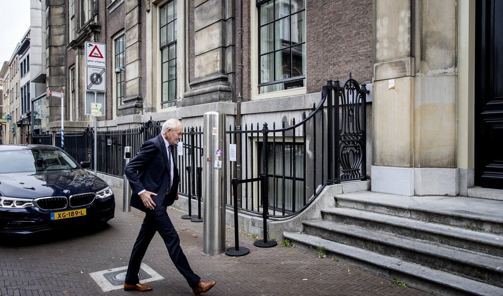 Informateur Johan Remkes komt maandag aan bij het Logement waar hij de balans wilde opmaken in de kabinetsformatie. (beeld anp / Koen van Weel)