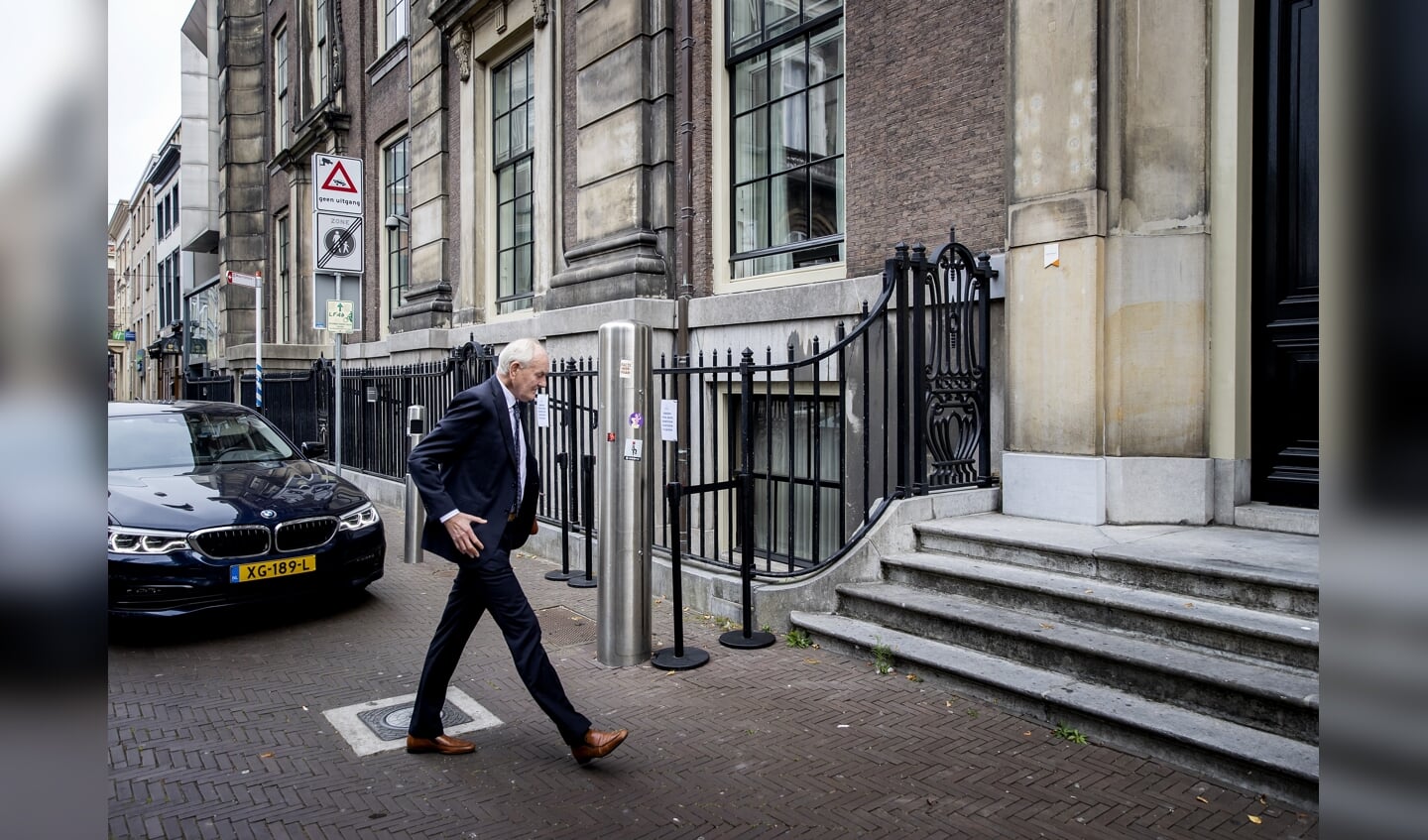 Informateur Johan Remkes komt maandag aan bij het Logement waar hij de balans wilde opmaken in de kabinetsformatie.