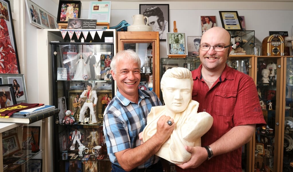 Sneek, 9 september 2021. Albert Draaisma-Muurling (r) en Jochum Muurling en Jochum met hun Elvis verzameling waaronder een borstbeeld en een zegelring. (beeld Dick Vos)