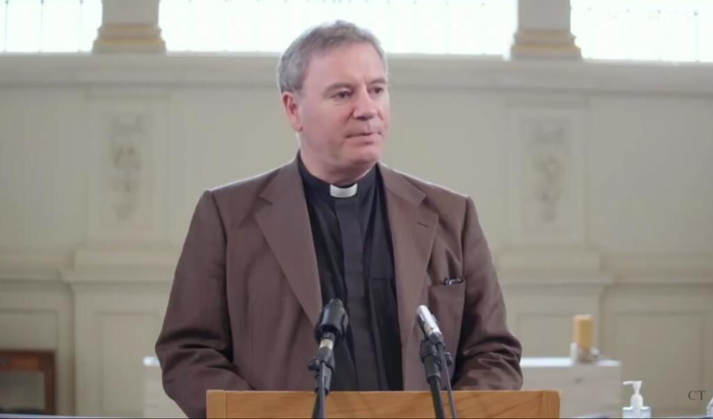 Anglicaans theoloog Sam Wells: 'Luisteren naar een preek vraagt een open heart en mind.' (beeld Festival of Preaching / YouTube)