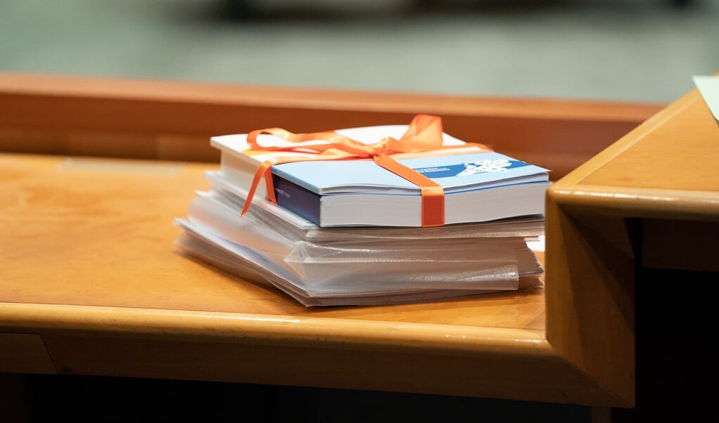 De Miljoenennota, zojuist aangeboden door demissionair Minister Wopke Hoekstra van Financi‘n (CDA), in de Tweede Kamer. Normaliter gebeurde dat in de Ridderzaal, maar omdat vanwege corona meer ruimte nodig is, werd voor het tweede jaar op rij uitgeweken naar de Grote of Sint-Jacobskerk. (beeld anp / Bart Maat)