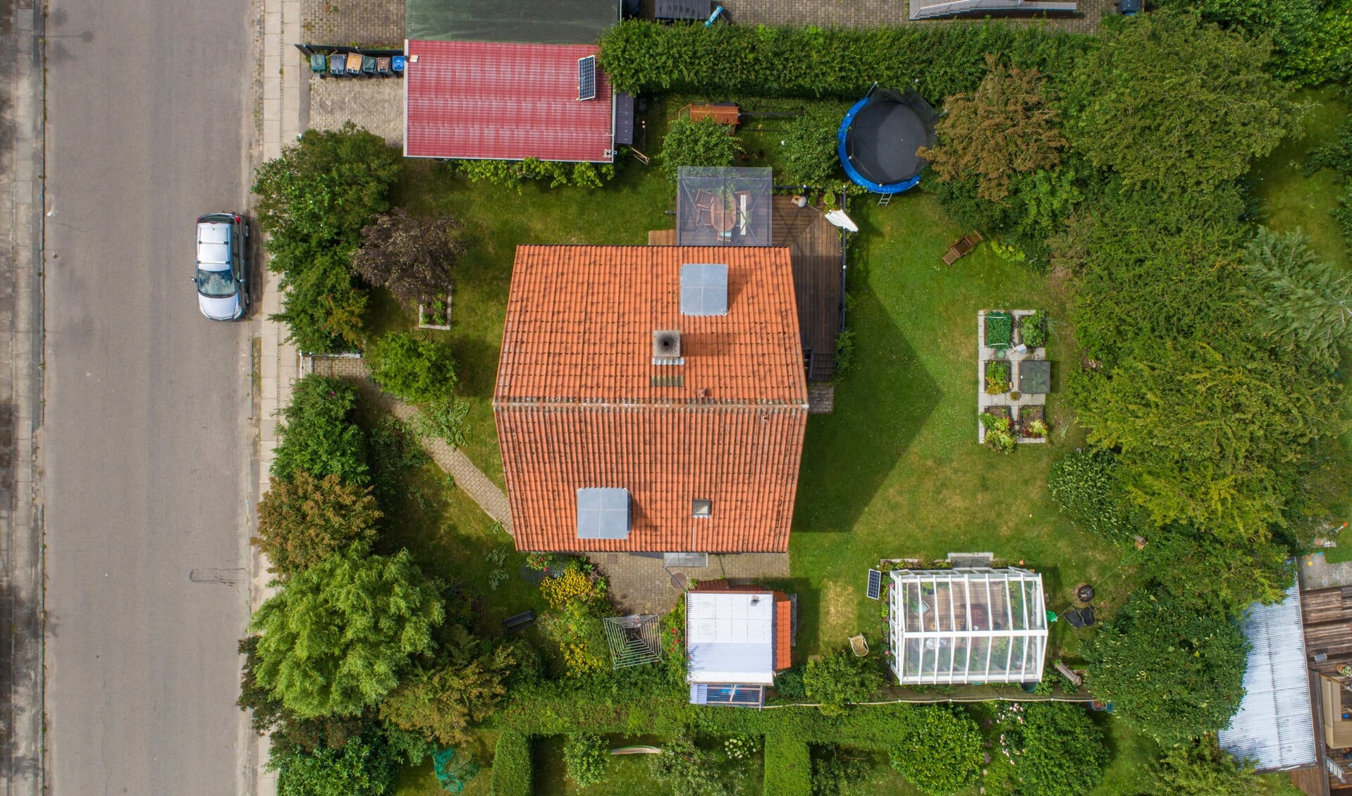 Mensen hebben buiten de tuin van Eden behoefte aan een veilige plaats voor zichzelf. Zomaar wordt die plaats een plek waar wij vergeten dat wij zelf uit de bodem genomen zijn en leven van wat de akker opbrengt.