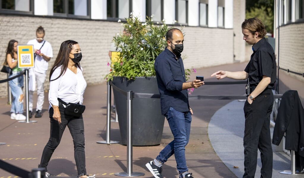 Bezoekers bij het Van Gogh museum met hun mobiele telefoon voor de ingang. (beeld anp / Ramon van Flymen)