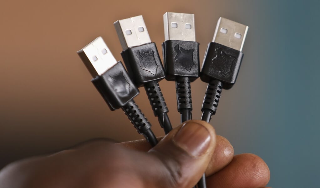 De Europese Commissie wil dat er over drie jaar nog maar één standaardoplader bestaat, de USB-C. (beeld epa / Daniel Irungu)