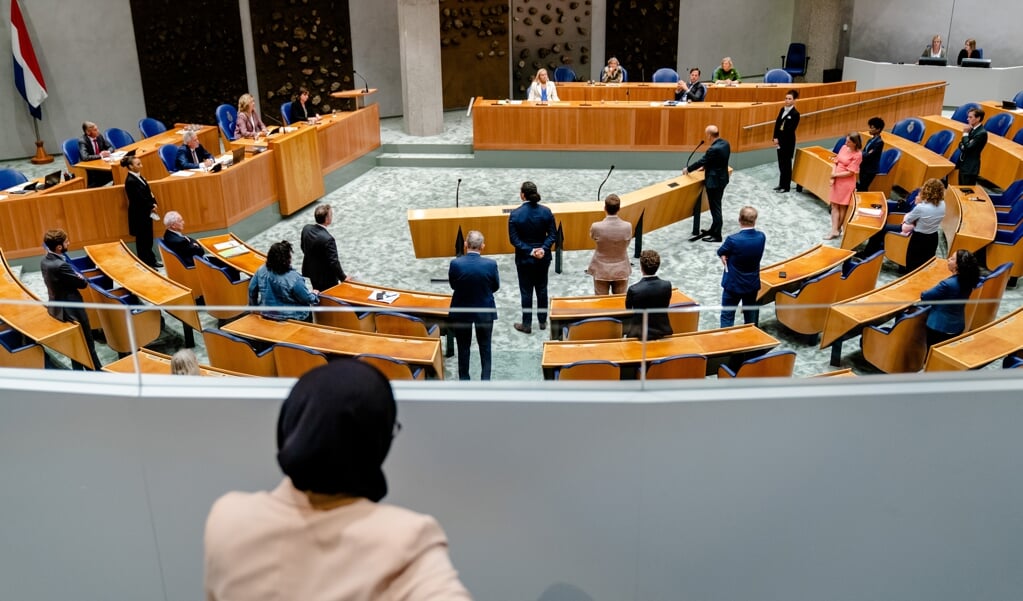 Kamerleden vragen een schorsing van het debat aan, tijdens het debat in de Tweede Kamer over de situatie in Afghanistan.  (beeld anp / Bart Maat)