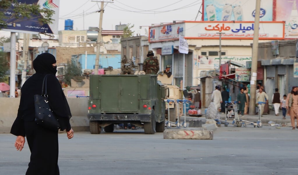 Leden van de Taliban staan op wacht bij het Hamid Karzai International Airport in Kabul. (beeld epa / stringer)