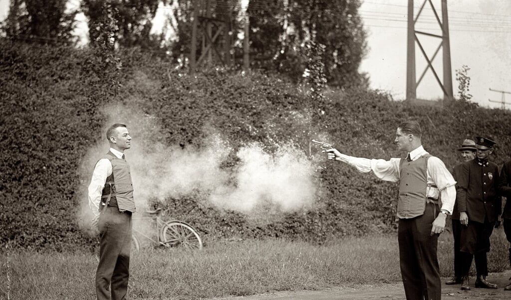 FBI-agenten testen kogelvrije vesten van katoen in Washington D.C. (beeld shorpy.com, library of congress)
