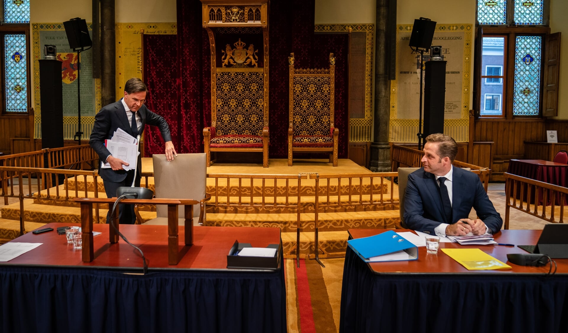 Demissionair premier Mark Rutte en demissionair Minister Hugo de Jonge van Volksgezondheid, Welzijn en Sport (CDA) tijdens een debat over het coronavirus.
