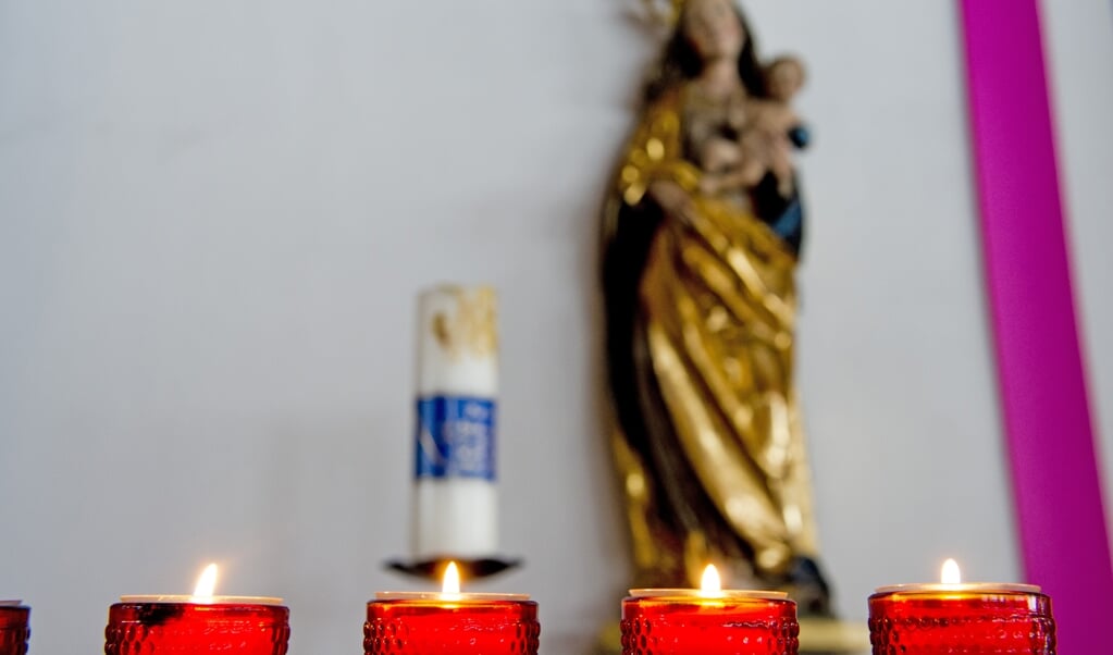 Mariabeeld in de St. Nikolaus Kirche in Lech. 'Maria wordt vaak gesimplificeerd', zegt Mirjam Bloemen. 'Ik steek een kaarsje bij haar aan.' (beeld anp / Robin Utrecht)