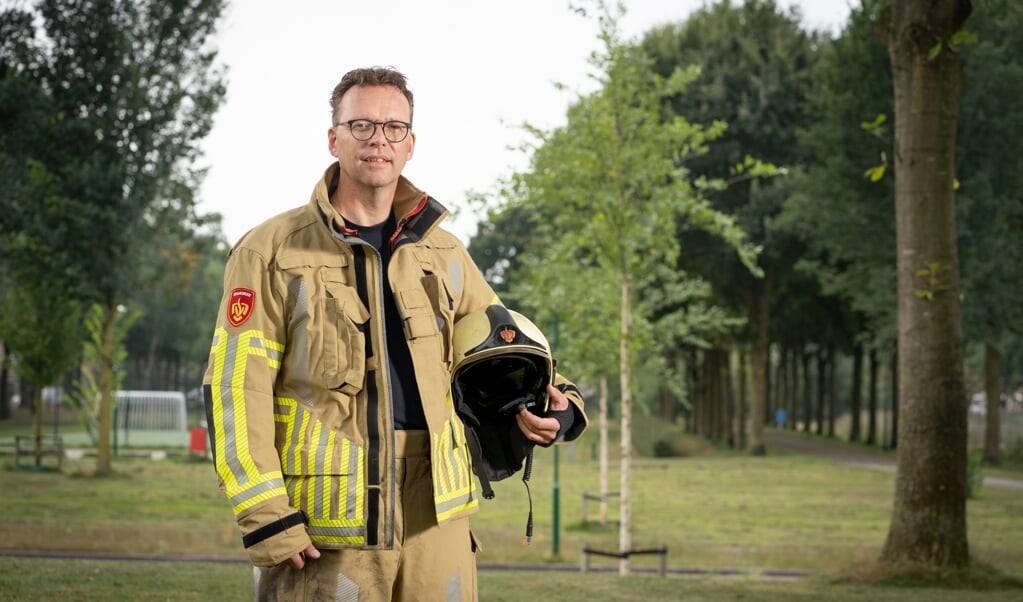 Dominee Leon Bal: 'Het kon gebeuren dat de pieper afging terwijl ik bezig was een preek te schrijven. Acht minuten later stond ik iemand uit een auto te knippen om een uur later weer verder te gaan met mijn preek.’ (beeld Niek Stam)