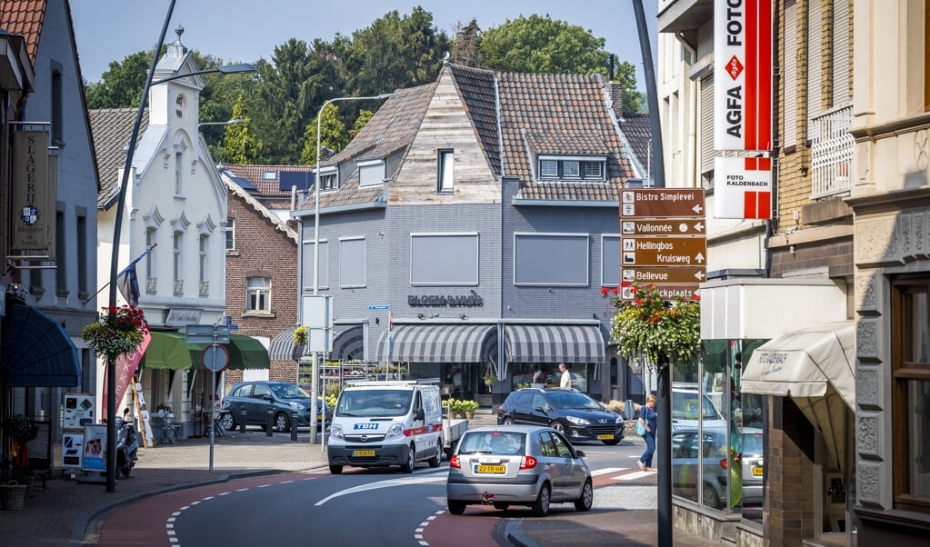 'De politiek moet tegenstellingen opheffen met nieuwe beelden.Tegenstellingen als Randstad-regio en stad-platteland blokkeren ons zicht.' Beeld: het Limburgse Simpelveld. De prognose is dat deze gemeente verder zal krimpen. (beeld anp / Marcel van Hoorn)