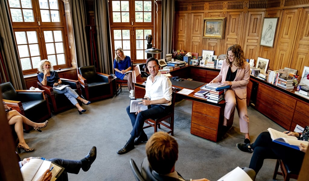 Demissionair premier Mark Rutte voert in zijn werkkamer overleg met adviseurs over zijn strategie tijdens de Algemene Politieke Beschouwingen. (beeld anp / Bart Maat)