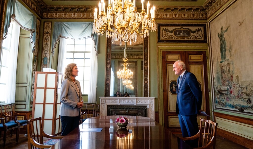 Johan Remkes komt aan bij de Stadhouderskamer voor een gesprek met Vera Bergkamp, voorzitter van de Tweede Kamer. (beeld anp / Bart Maat)