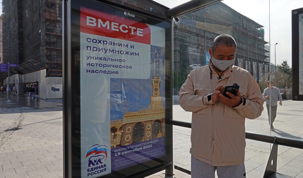 Een billboard van Verenigd Rusland in een bushokje in Moskou voor de verkiezingen van komende zondag. (beeld epa / Maxim Shipenkov)