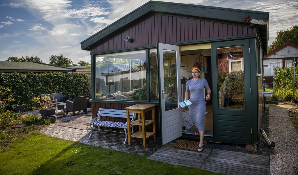 Yvonne van Vugt woont in een huisje op een vakantiepark in Oostvoorne. In Rotterdam kon zij geen woning vinden. (beeld Arie Kievit)