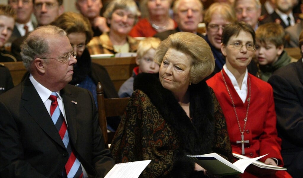 Koningin Beatrix (m) woonde op 12 december 2003 in de Domkerk in Utrecht de kerkdienst bij ter gelegenheid van de eerder op de dag beklonken kerkfusie van hervormden, gereformeerden en lutheranen tot de Protestantse Kerk in Nederland. (beeld anp / Marcel Antonisse)
