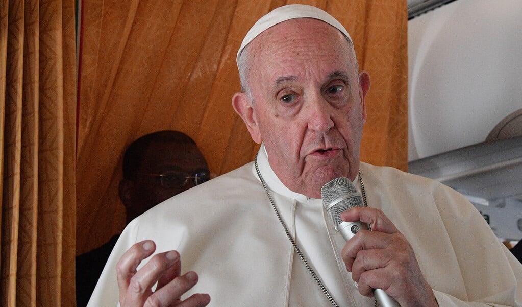 Paus Franciscus tijdens de terugvlucht vanuit Slowakije naar Rome op 15 september 2021. (beeld afp / Tiziana Fabi )