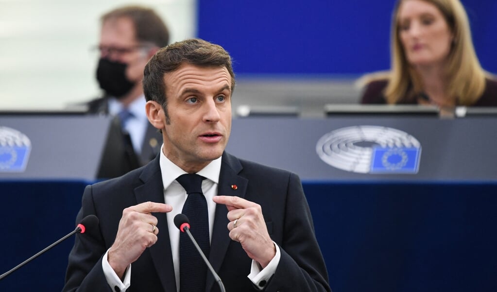 De Franse president Emmanuel Macron tijdens zijn toespraak in het Europees Parlement, waar hij pleitte voor abortus als grondrecht. Achter hem de nieuwe parlementsvoorzitter Roberta Metsola.  (beeld afp / Bertrand Guay)