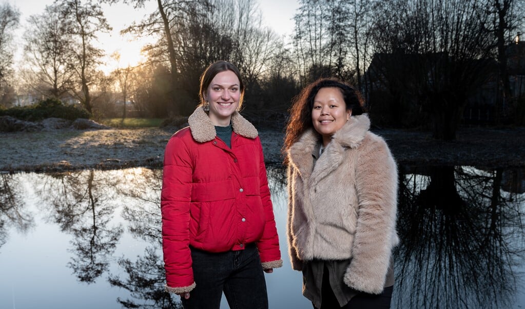 Portret van Eline van Dam (rode jas) en Bidhya van Harten, zij hebben onderzoek gedaan onder refo jongeren in de gemeente Bodegraven-Reeuwijk.   (beeld Joost Hoving)