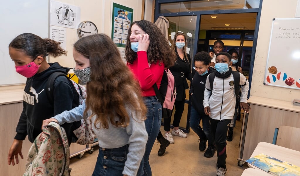 De leerlingen van groep 8 van De Morgenster in Amsterdam zijn blij dat ze weer naar school mogen. (beeld Martin Waalboer)