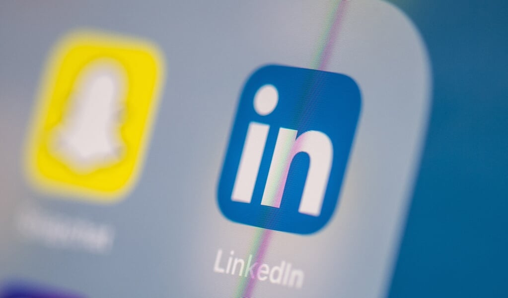 Het logo van online sociaal netwerkplatform LinkedIn   (beeld Martin Bureau / afp)