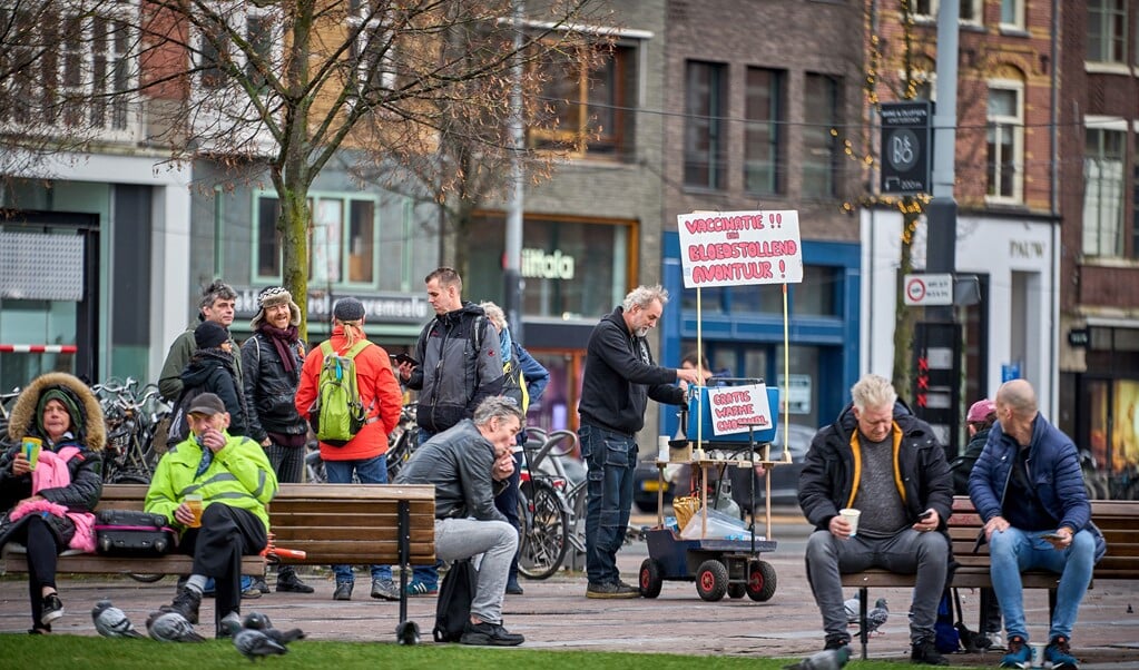 Amsterdam, begin dit jaar: een - illegale - demonstratie tegen het huidige coronabeleid.  (beeld anp / Phil Nijhuis)