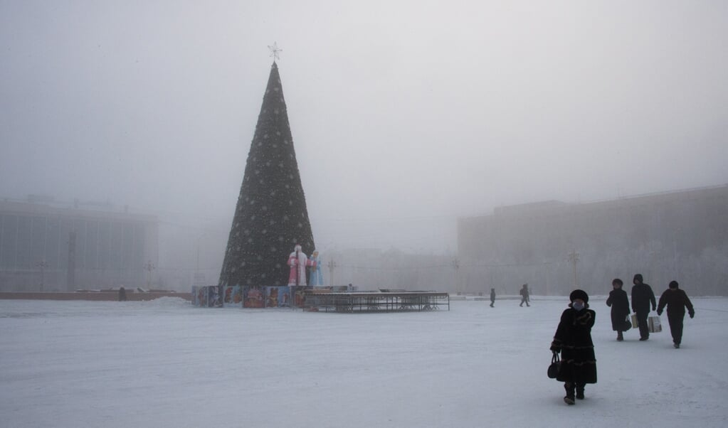 In de Siberische stad Yakoetsk, waar het in de winter met gemak veertig graden Celsius onder nul wordt, staan alle woningen en gebouwen op palen of betonnen blokken. (beeld afp / Mladen Antonov)