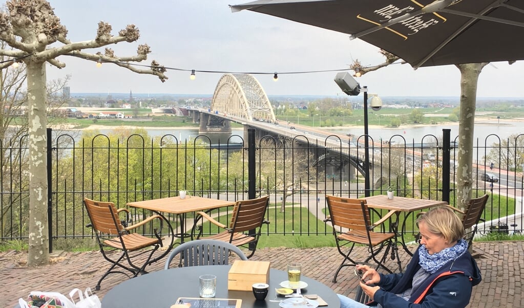 Het magnifieke uitzicht vanaf het terras van restaurant Belvédère (april 2021)  (beeld Arjan Glas)