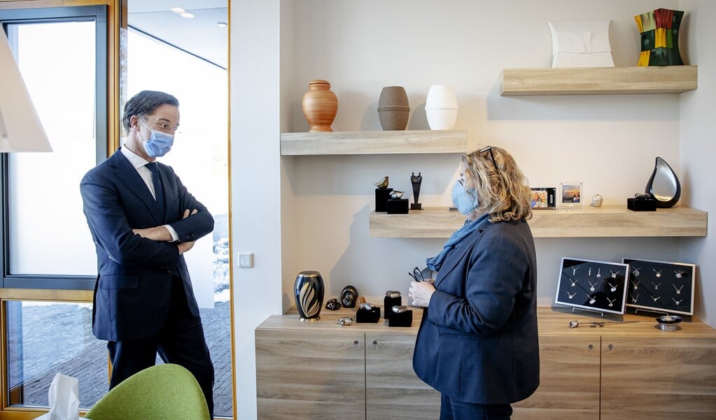 Demissionair premier Mark Rutte bezocht in november uitvaartcentrum Rijnhof in Leiden. Door oversterfte heeft de uitvaartbranche het veel drukker dan gewoonlijk. (beeld anp / Robin van Lonkhuijsen)