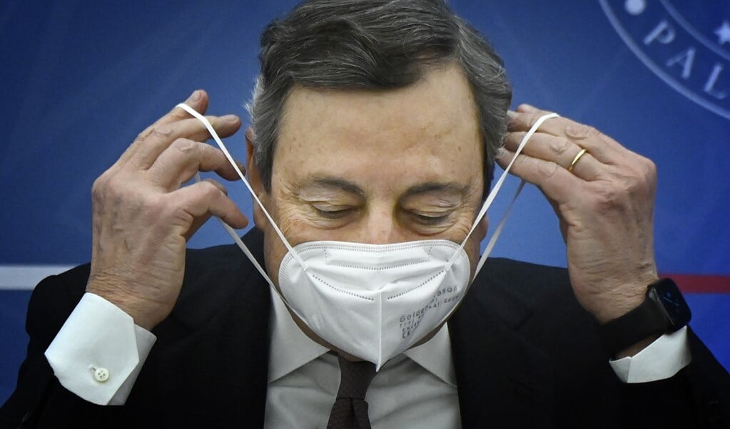 De Italiaanse premier Mario Draghi na de persconferentie.  (beeld afp / Alberto Pizzoli)