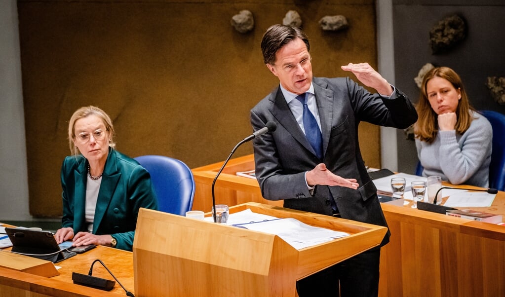 Mark Rutte woensdag tijdens het Kamerdebat over de regeringsverklaring. De premier zegde toe om bij de uitwerking van de plannen te kijken naar ‘wat realistisch kan’. (beeld anp / Bart Maat)