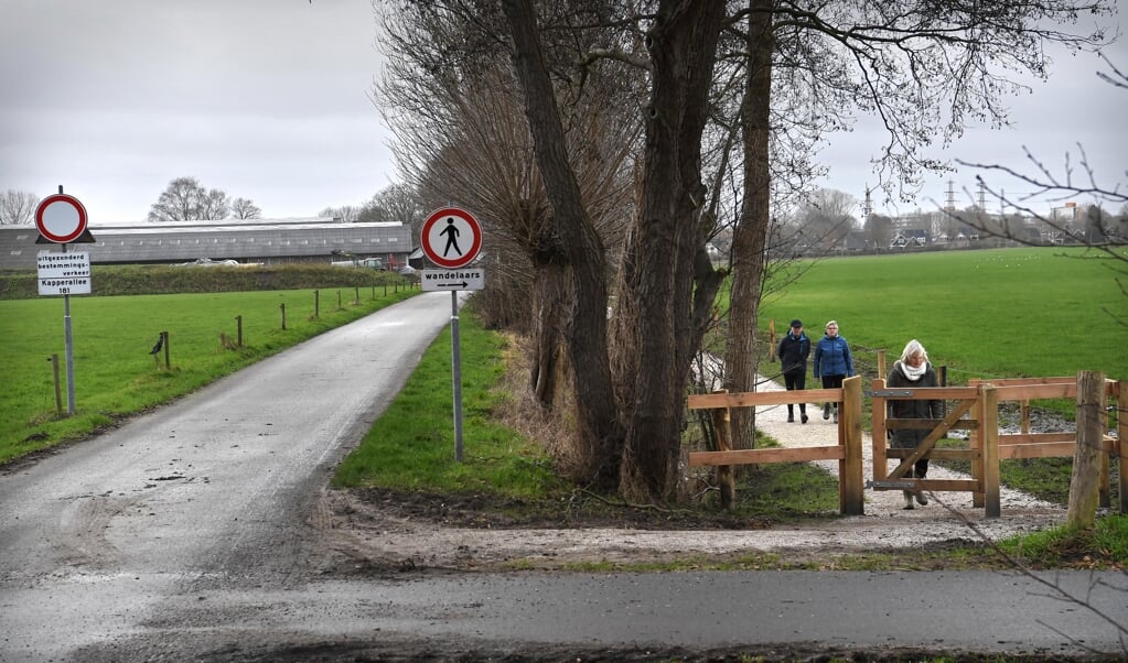 Het nieuwe pad dat de gemeente liet aanleggen, zodat wandelaars niet meer over het erf van boer Hans hoeven lopen.  (beeld Marcel van den Bergh)