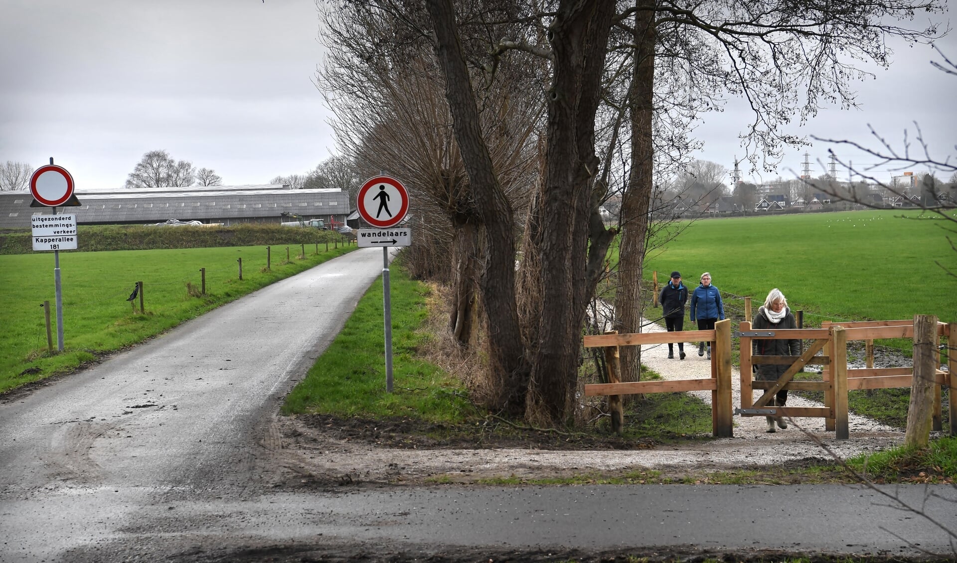 Het nieuwe pad dat de gemeente liet aanleggen, zodat wandelaars niet meer over het erf van boer Hans hoeven lopen.