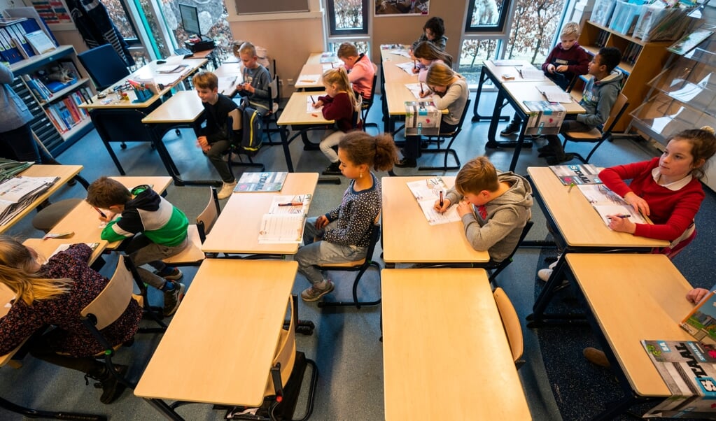 In alle groepen van de Julianaschool in Leerdam zijn lege plekken van leerlingen die in quarantaine zitten. (beeld Jeroen Jumelet)