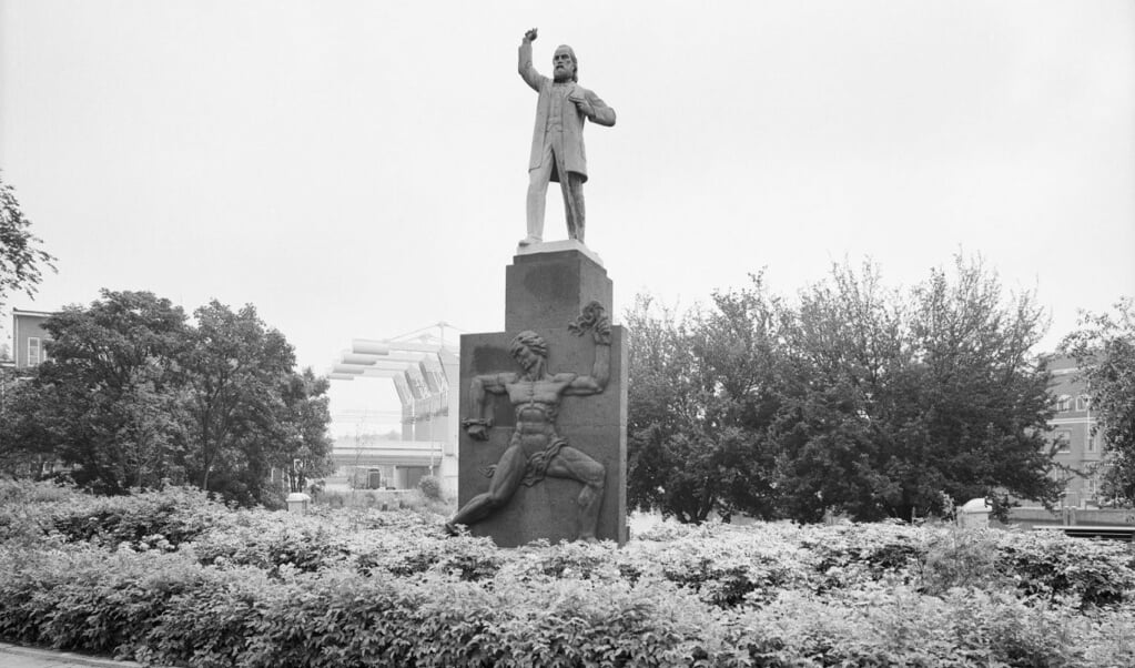 Monument voor Domela Nieuwenhuis, voor wie 'de jood' de 'vleeschgeworden kapitalist' was. (beeld wikimedia commons)