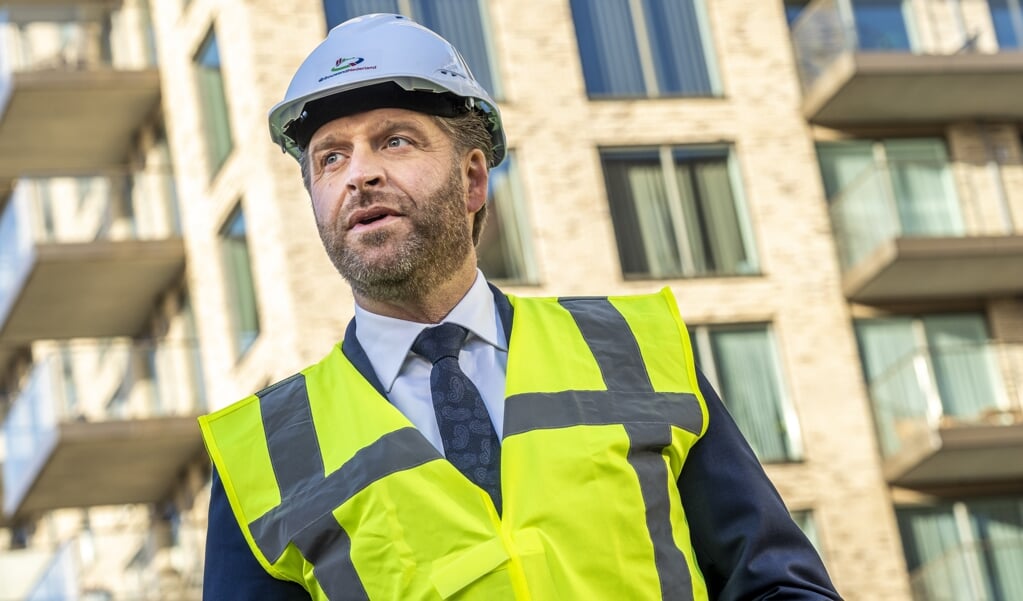 Minister Hugo de Jonge (Volkshuisvesting en Ruimtelijke Ordening) tijdens een rondleiding op een bouwplaats. (beeld anp / Lex van Lieshout)
