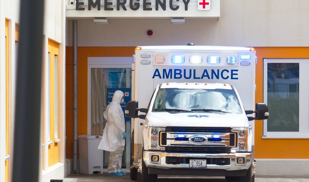 In het ziekenhuis Curaçao Medical Center in Willemstad is de situatie kritiek met het alsmaar stijgende aantal coronapatiënten én onderbezetting. (beeld anp / Prince Victor)