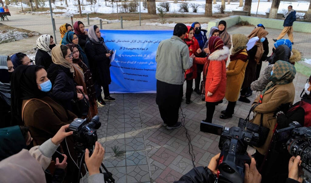 Afghaanse vrouwen blijven protesteren tegen het sluiten van onderwijs, zoals afgelopen week in Kabul. Als weinig anderen onderkennen zij het cruciale belang van onderwijs voor hun toekomst.   (beeld Epa/str)