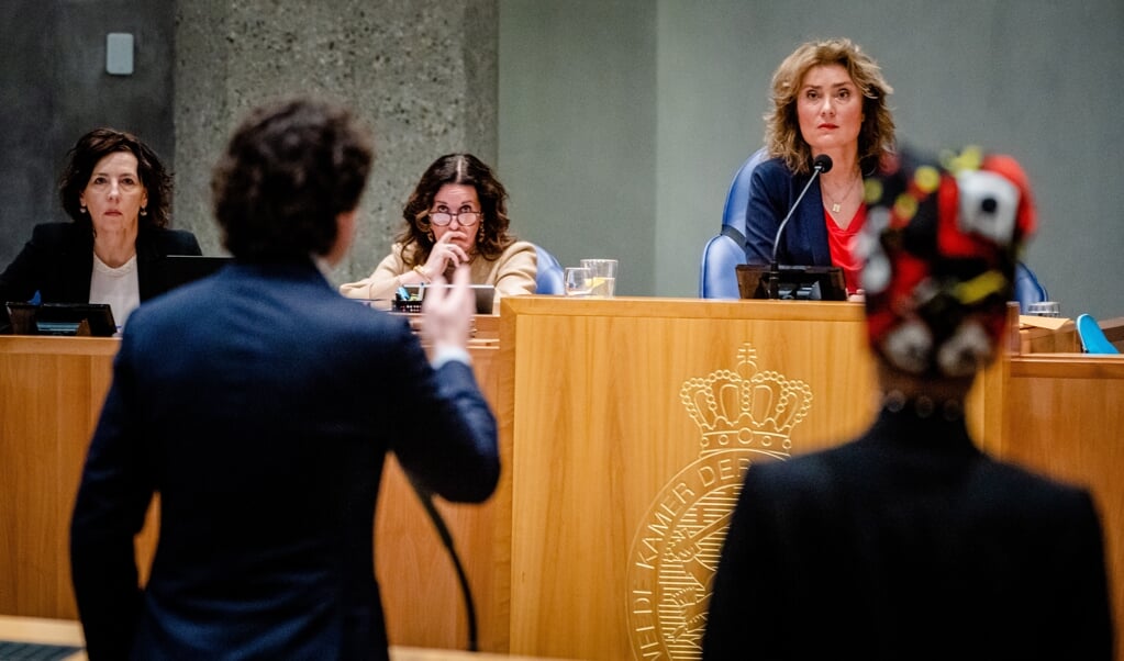 Jesse Klaver (Groenlinks) roept Kamervoorzitter Vera Bergkamp tot de orde tijdens het debat in de Tweede Kamer over de regeringsverklaring. (beeld anp / Bart Maat)
