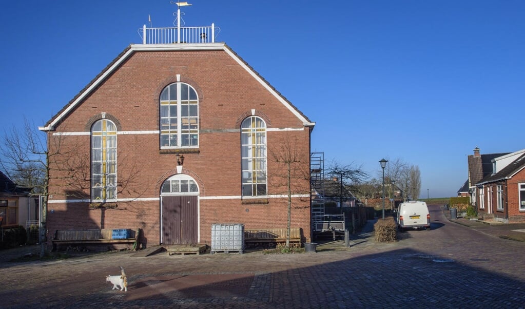 De voormalige gereformeerde kerk in Kommerzijl uit 1913. De nieuwe eigenaar is al jaren met verbouwen bezig. (beeld Duncan Wijting)
