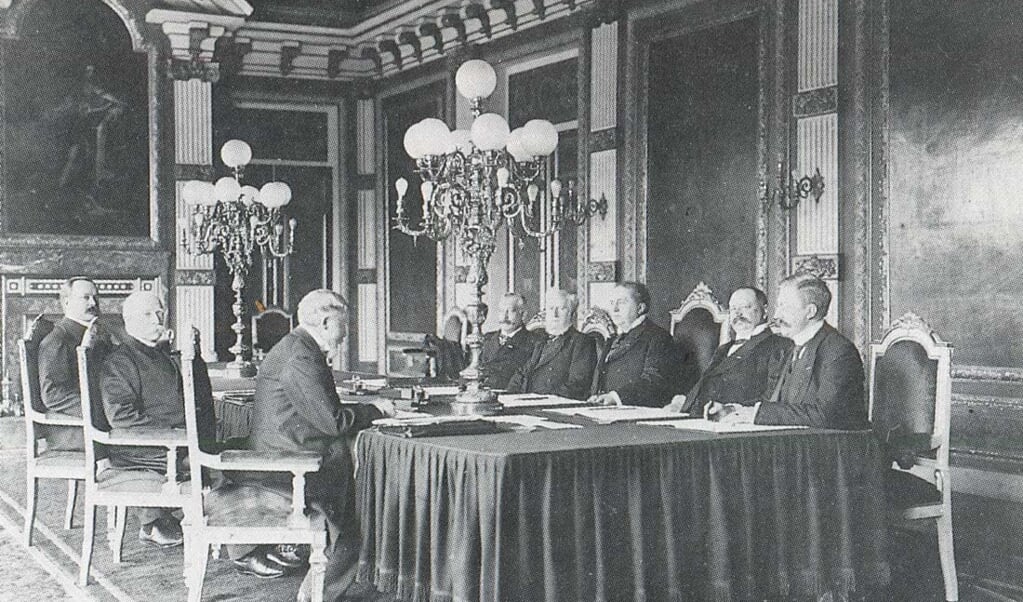 Het kabinet-Kuyper. Vijfde van rechts: minister van Marine Ellis.  (beeld nd)