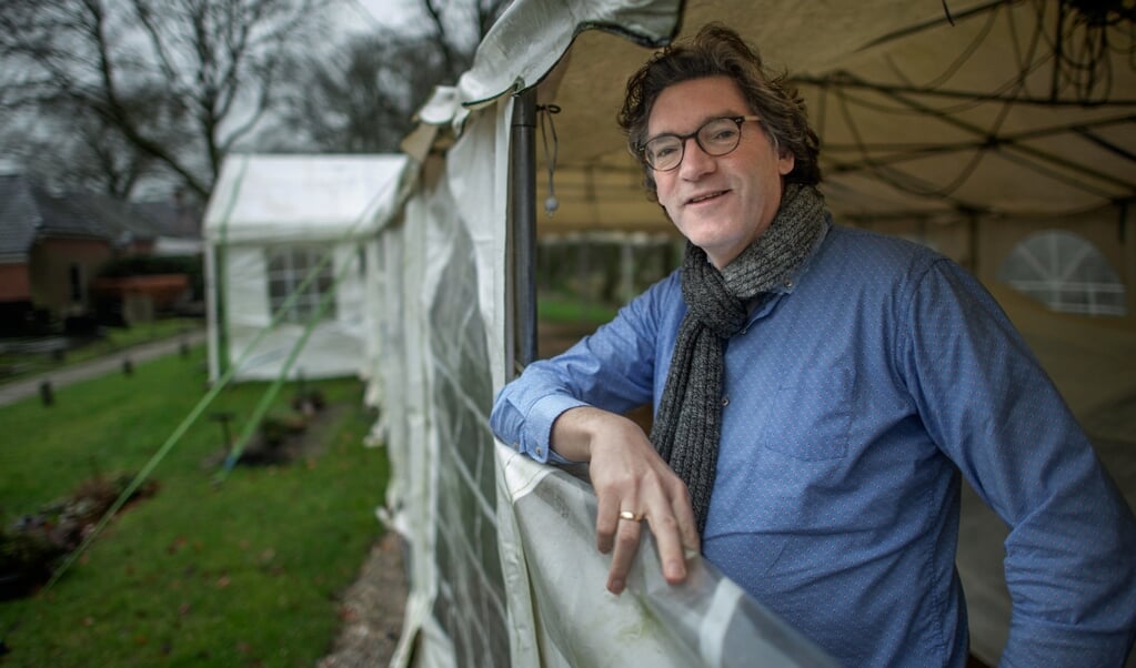 Predikant Leo Blees bij de tent waar hij op zondag in preekt. De tent biedt ruimte voor 100 mensen. (beeld Duncan Wijting)