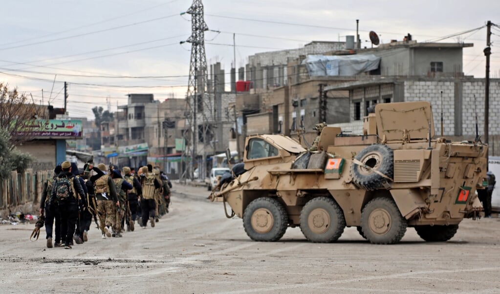 Pantservoertuigen van de door de VS geleide coalitie tegen ISIS ondersteunen de Koerdische eenheden in de strijd tegen de ISIS-aanvallers.  (beeld afp)
