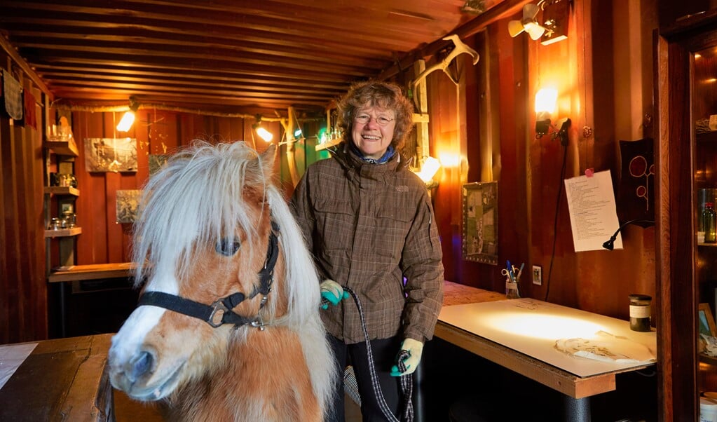 Inge van Tuijl werkt als vrijwilliger bij zorgboerderij Goedland.  (beeld Jaco Klamer)