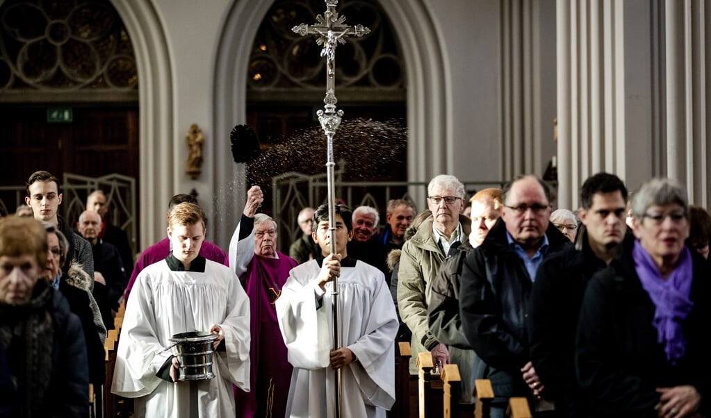 Een eucharistieviering in de Sint-Jozefkerk in het centrum van Tilburg (2017). (beeld anp / Robin van Lonkhuijsen)