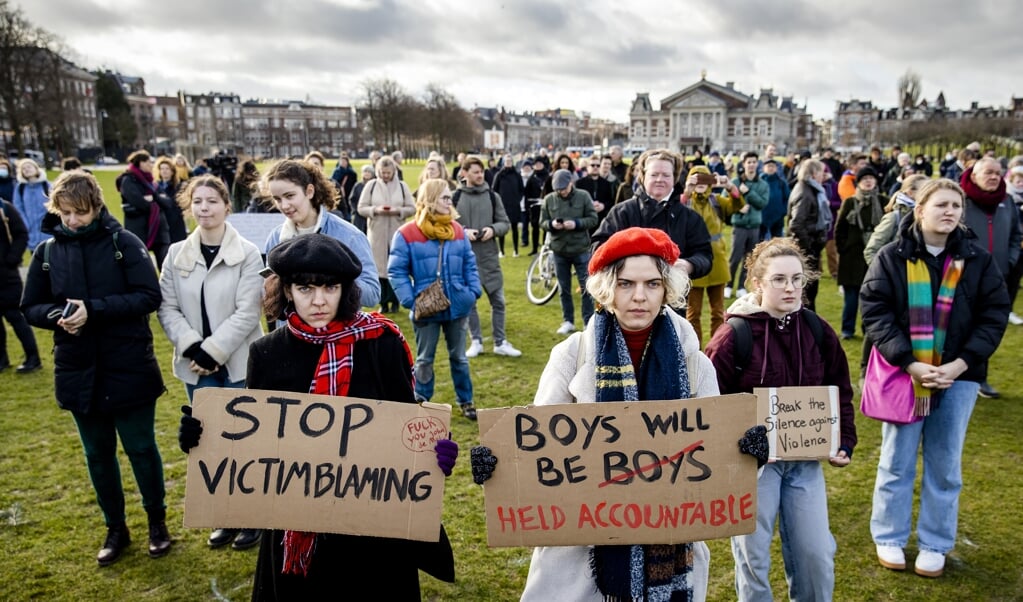 Demonstranten nemen deel aan de manifestatie tegen seksueel grensoverschrijdend gedrag onder de titel 'No blame, but change' op het Museumplein in Amsterdam.  (beeld anp / Sem van der Wal)