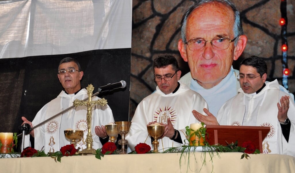 Rooms-Katholieke priesters tijdens een eucharistieviering ter nagedachtenis van de Nederlandse jezuïet Frans van der Lugt in 2015. (beeld afp / str)