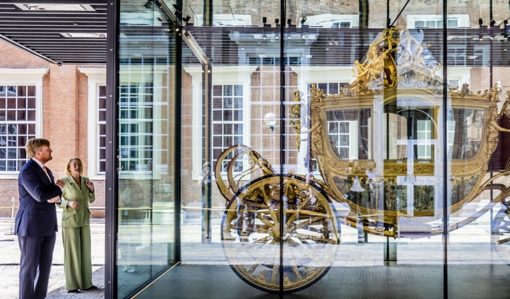 2021-06-17 14:15:43 AMSTERDAM - Koning Willem-Alexander tijdens de opening van de tentoonstelling De Gouden Koets in het Amsterdam Museum. Na een restauratie van ruim vijf jaar is de koets te bezichtigen voor het publiek. ANP ROYAL IMAGES REMKO DE WAAL  (beeld anp / Royal Images Remko de Waal)