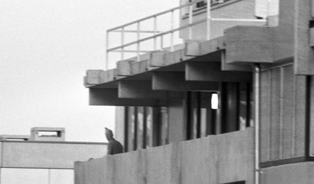 Een gemaskerde terrorist op het balkon van het verblijf van de Israëlische ploeg in het olympisch dorp in München, op 5 september 1972.  (beeld anp / dpa)
